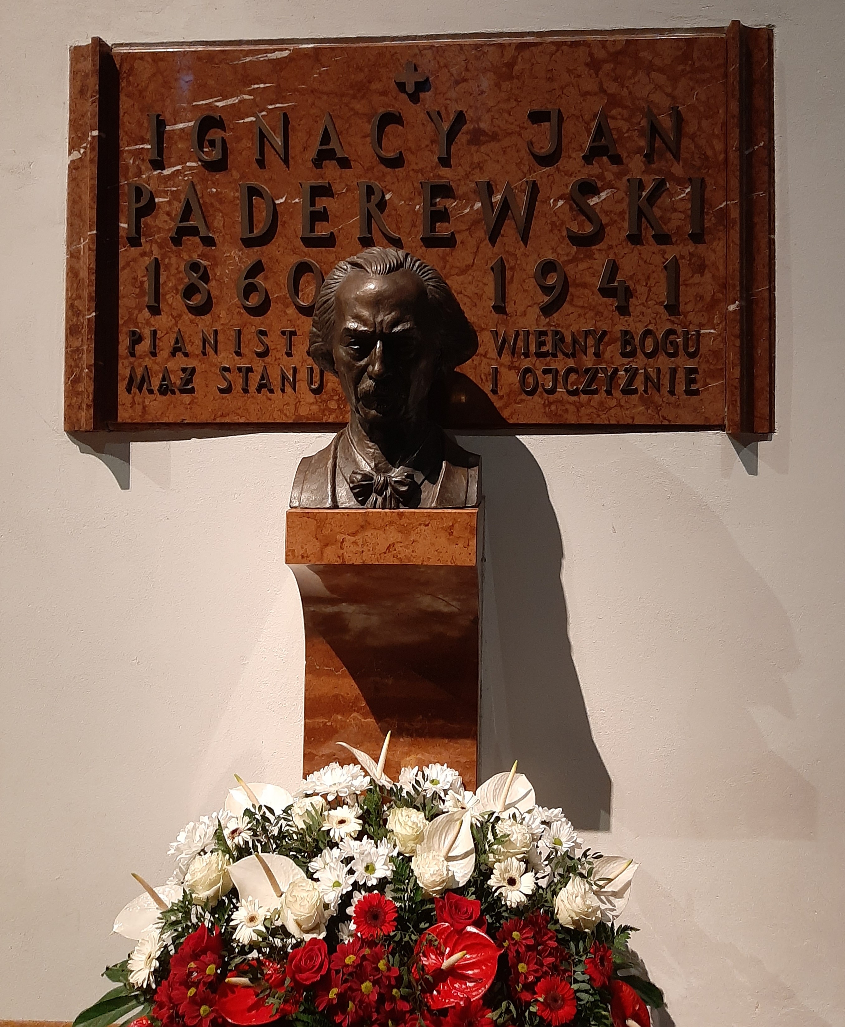 fot. 5. Popiersie I.J. Paderewskiego w bazylice pw. św. Jana Chrzciciela