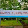 Ścieżka historyczno-edukacyjna z tablicami QR z tablicami edukacyjnymi na Skwerze PTTK Sudety Zachodnie przy ul. 1 Maja dokumentująca związki PTTK z miastem Jelenia Góra.