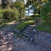 Ścieżka historyczno-edukacyjna z tablicami QR z tablicami edukacyjnymi na Skwerze PTTK Sudety Zachodnie przy ul. 1 Maja dokumentująca związki PTTK z miastem Jelenia Góra.